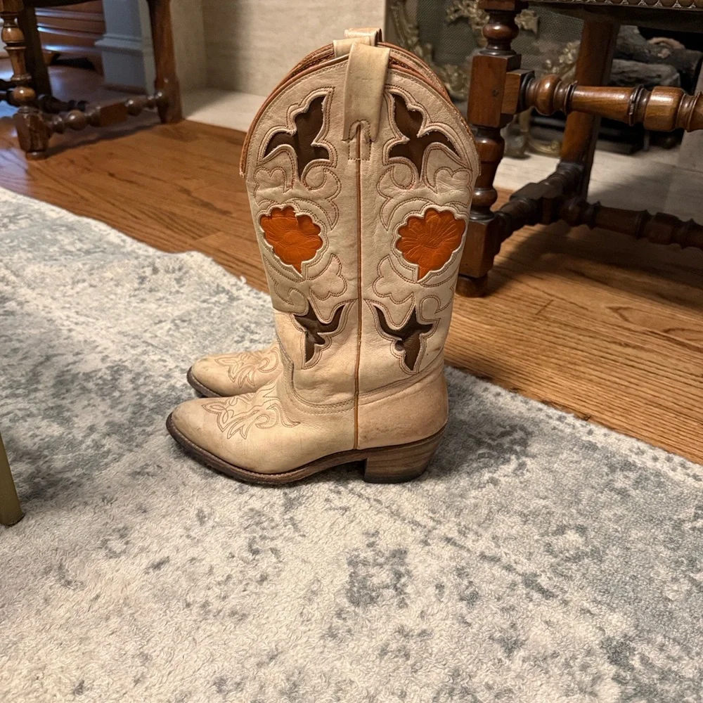 Vintage Women’s Western Pull-On Boots in Beige with Orange Accents - Picture 1 of 3